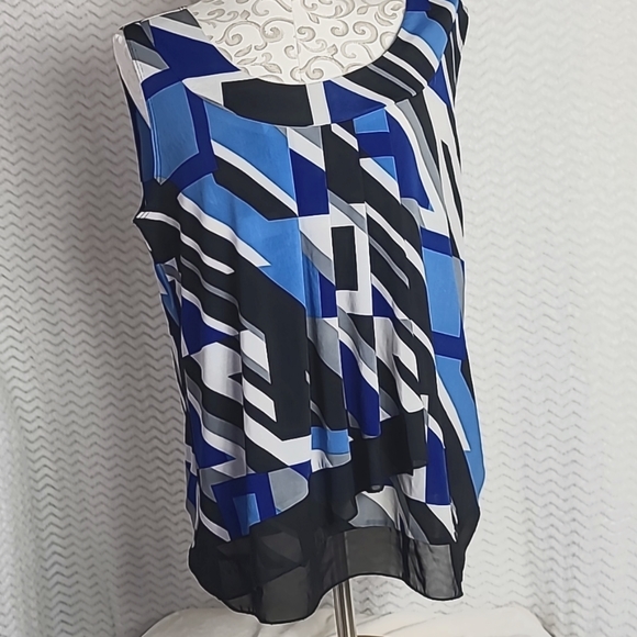 Dress Barn plus size sleeveless top. - Picture 1 of 6